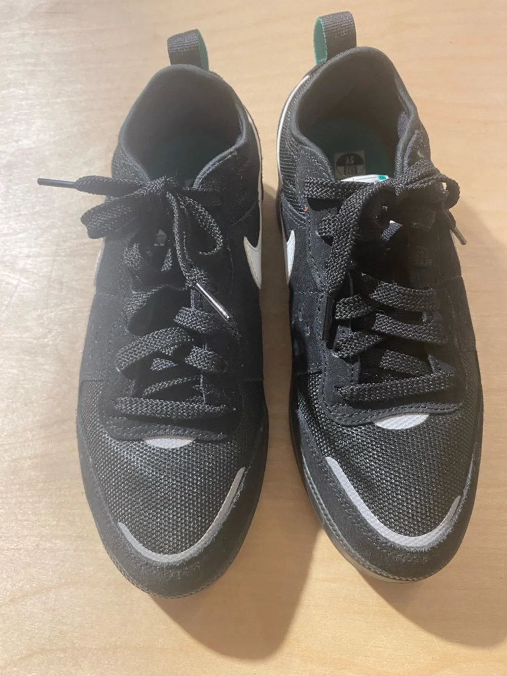 Nike Black Low-Top Lace-Up Sneakers with Subtle White Accents Boys Size 5Y (QY)